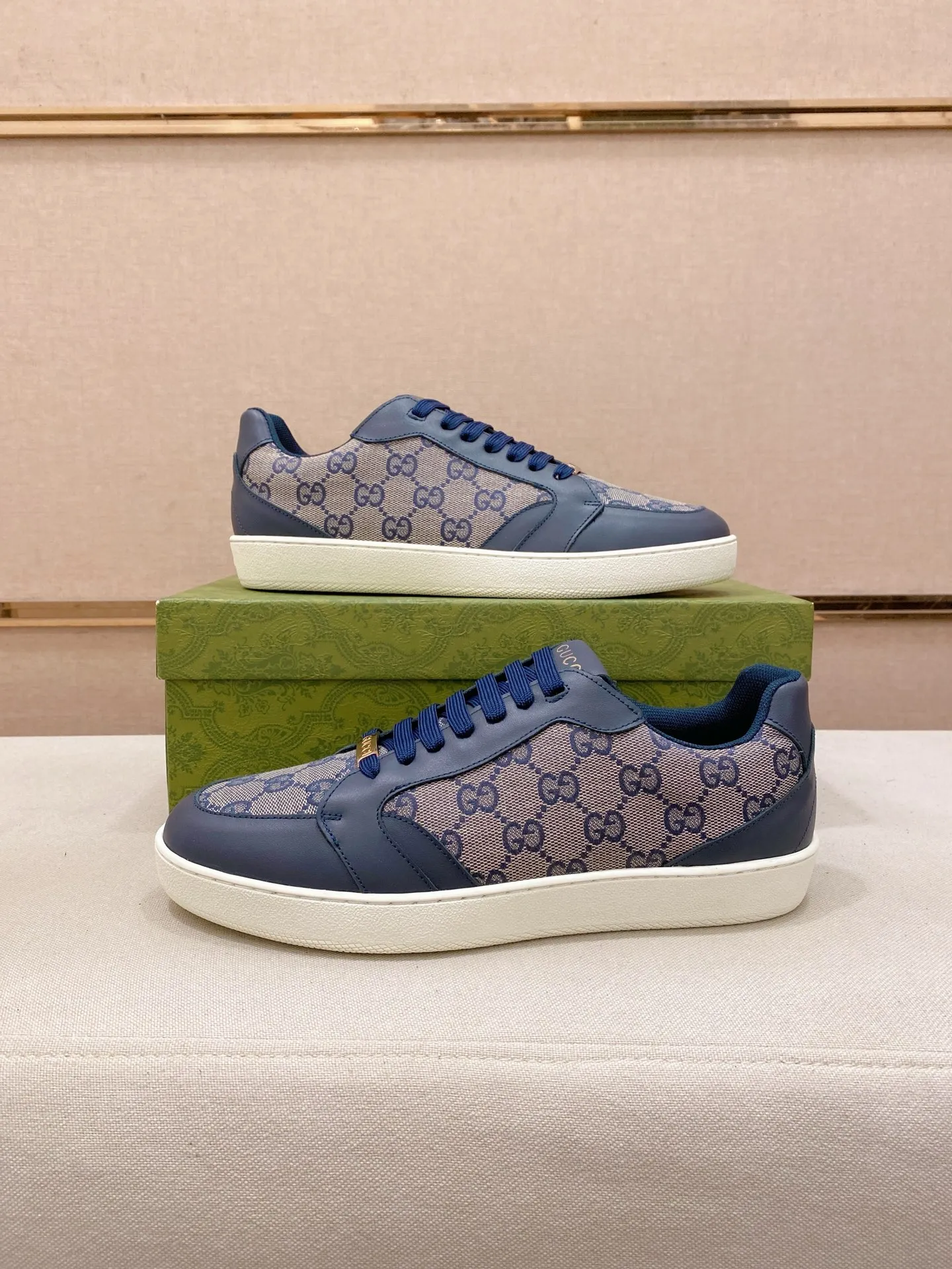 Men's shoes💰 440💰The new GUCCI (Gucci) counters are launched simultaneously. The new men's shoes, 😘fabrics are selected from imported cowhide, and the lining is sheepskin lining. 👍🏿 High-end ☄️ air-cushion molded anti-slip rubber outsole, exquisite lines, simple and elegant, comfortable and high-end for leisure travel. Code number: 38 to 44 (45 can be customized and cannot be returned or exchanged)